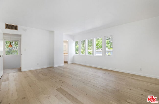 Building Photo - 3101 Beachwood Dr