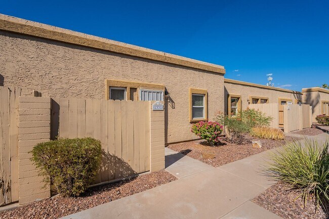 Building Photo - Updated townhome near Central Phx/Biltmore!