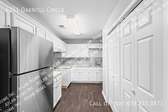 Building Photo - 4251 Oaknoll Cir