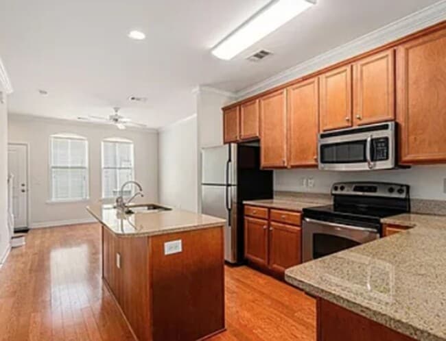 Building Photo - Reduced! Market Common townhouse with garage!!