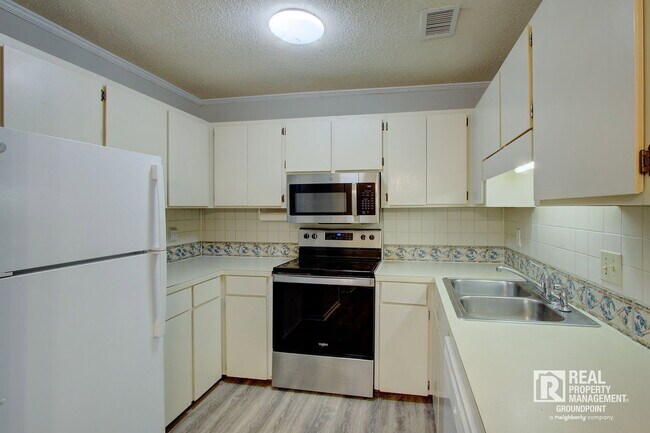 Building Photo - 7945 Parklane Ct