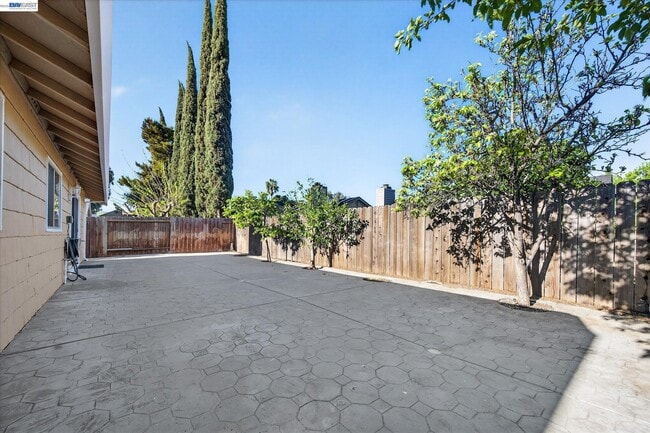 Building Photo - 2032 Newport Dr