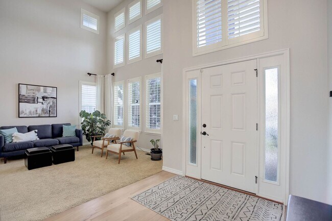 Building Photo - Gorgeous home within the prestigious priva...