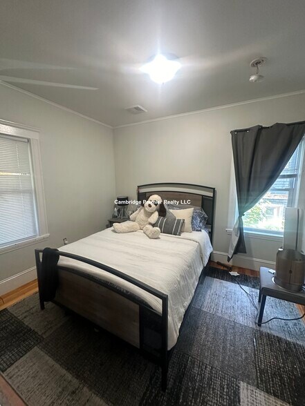 Building Photo - 399 School St