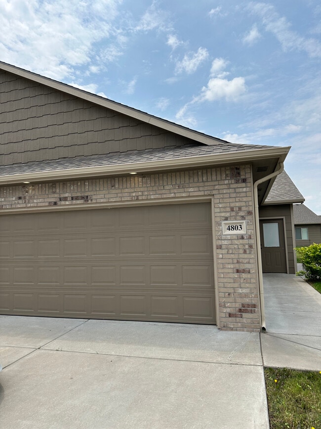 Primary Photo - 4801 N Hillside Ct