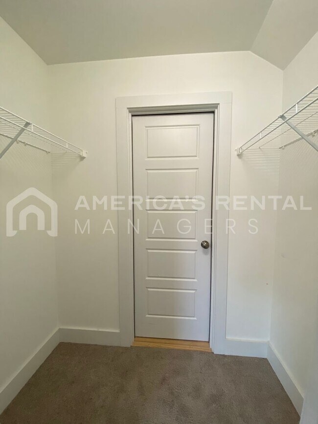 Building Photo - Large Townhome for Rent in Gardendale... Available to View Now!