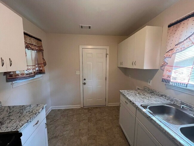 Building Photo - Charming Home with Front & Rear Porches overlooking large yard!!