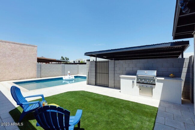 Building Photo - 7834 E Glenrosa Ave