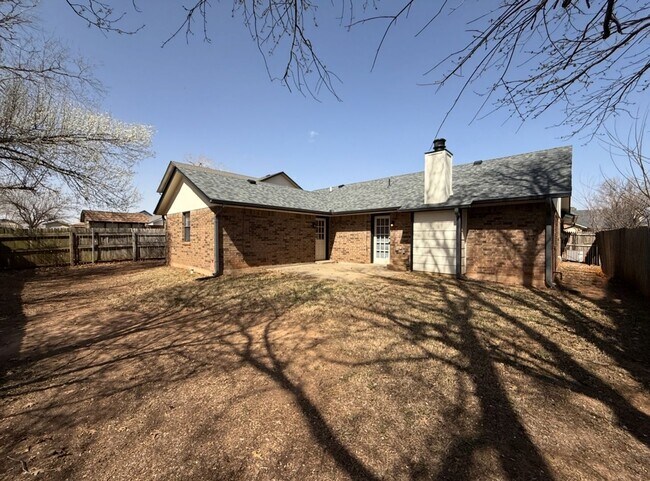 Building Photo - Welcome to this charming 3 bedroom, 2 bath...