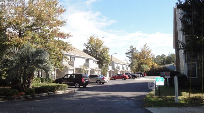Building Photo - Town Square Apartments