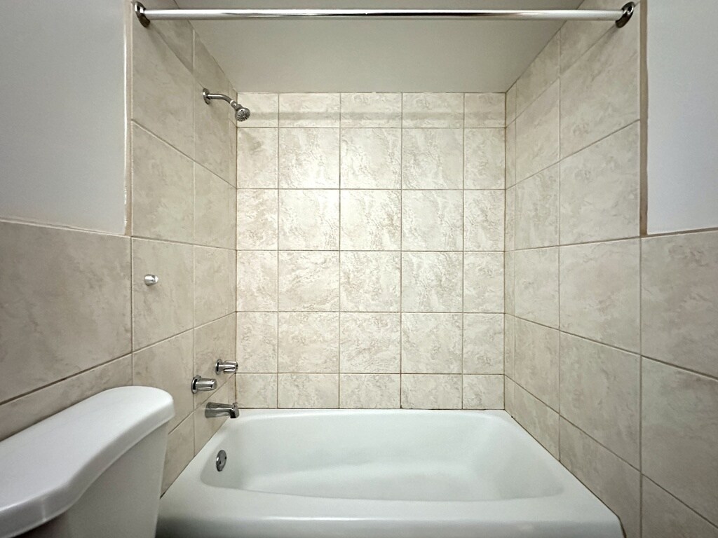 Building Photo - 5820 N Sheridan Rd