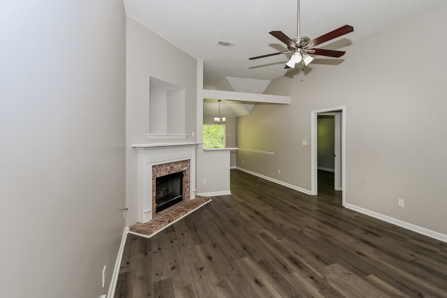 Building Photo - 215 Garden Springs Dr