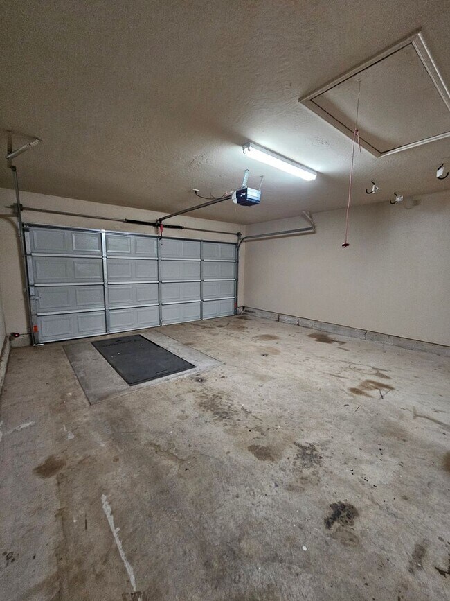 Building Photo - (4) Bed/(2) Bath in Moore w/ Shelter Avail NOW! Pets Negotiable!