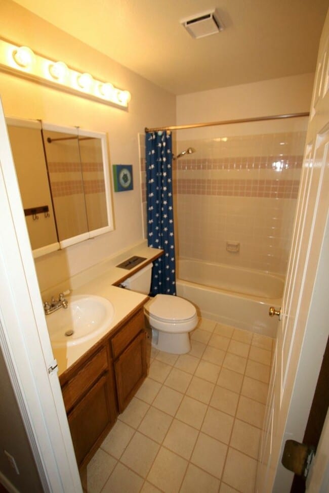 Building Photo - 2 Bed, 2 Bath Furnished or Unfurnished Condo in East Anchorage!