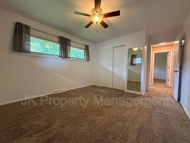 Building Photo - 512 52nd St S