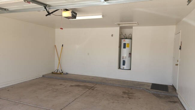 Building Photo - 3 Bedroom Home in Westbank Estates Near E ...
