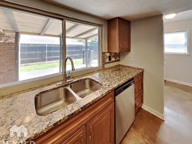 Building Photo - 3816 Walnut Dr