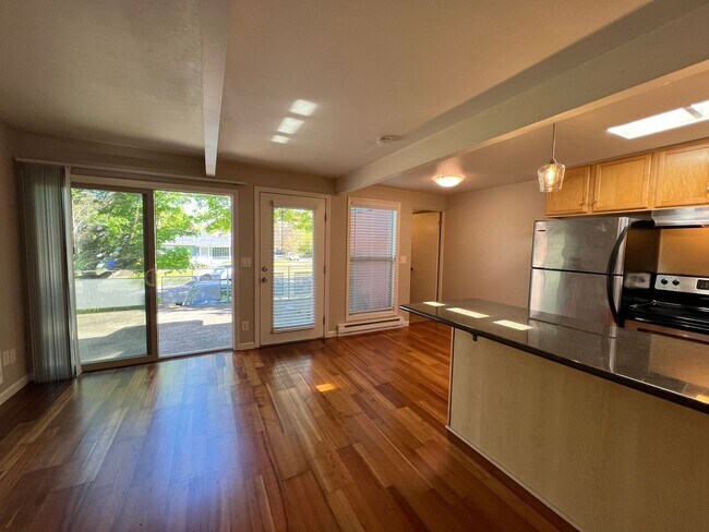 Building Photo - RICHMOND ONE BEDROOM AVAILABLE FOR IMMEDIATE MOVE-IN - SEE LISTING FOR SPECIALS!