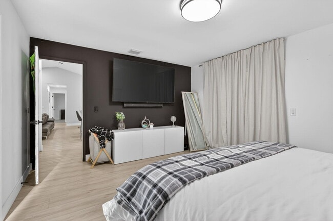 Building Photo - 481 SW Aster Rd