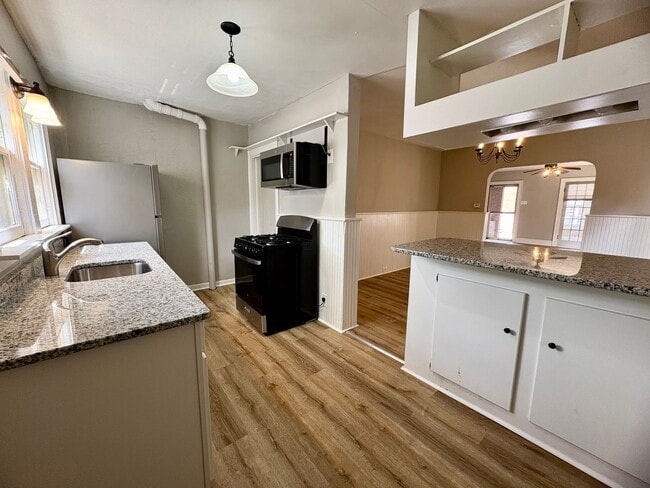 Building Photo - 3 Bedroom 1 Bathroom in York with Sunroom,...