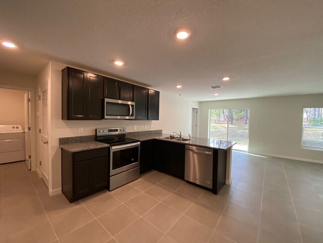 Building Photo - Desirable Lake Diamond Subdivision 3/2/2 **Won't Last**