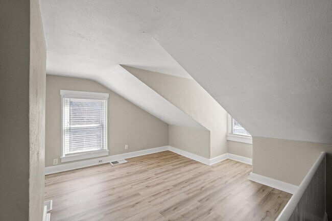 Building Photo - 419 Oak St