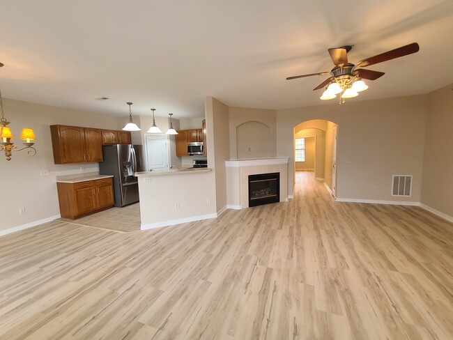 Great room and ktichen - 295 Skyview Ct