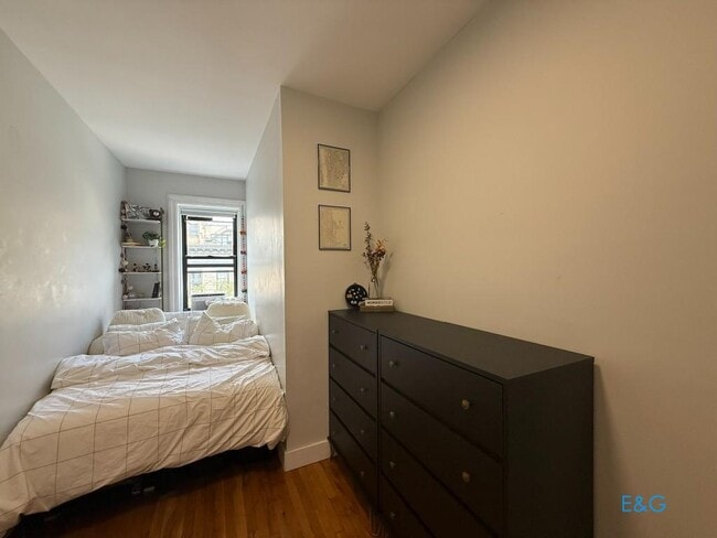 Building Photo - Top Level 3 BR Townhouse Custom Apt.  with...