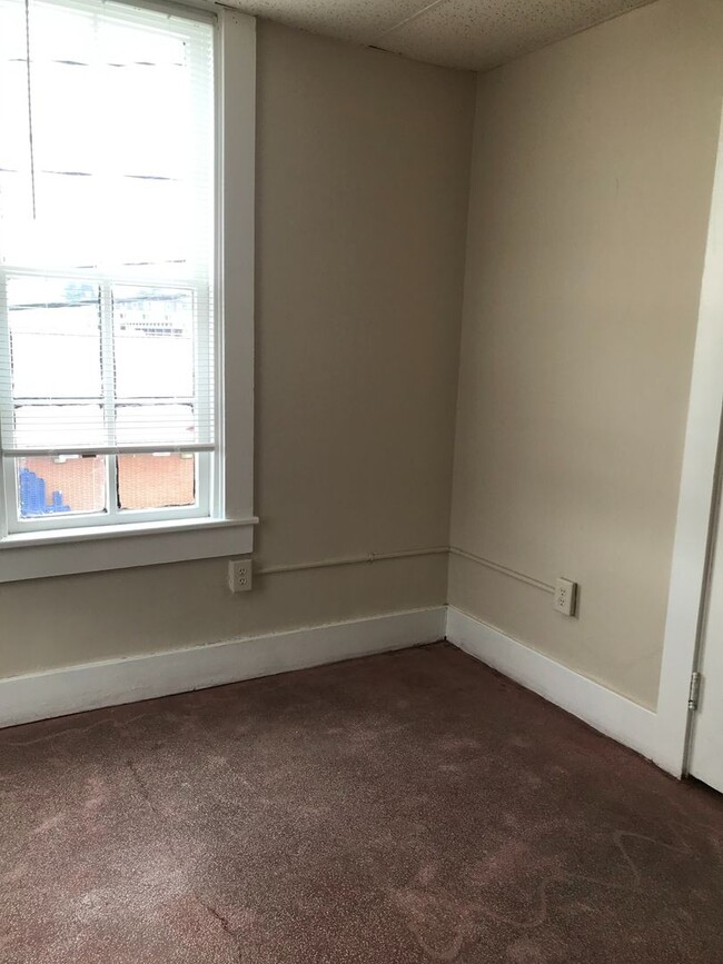 Building Photo - Upstairs 1 Bedroom 1 Bath Apartment