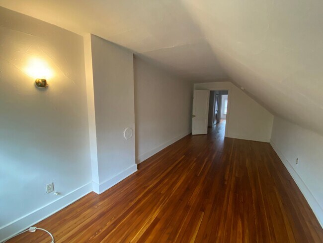 Building Photo - 323 E 18th Ave