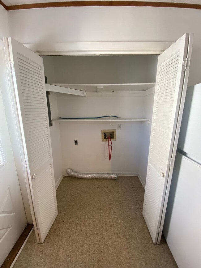 Building Photo - AVAILABLE END-APRIL 2026! (Pets Considered)