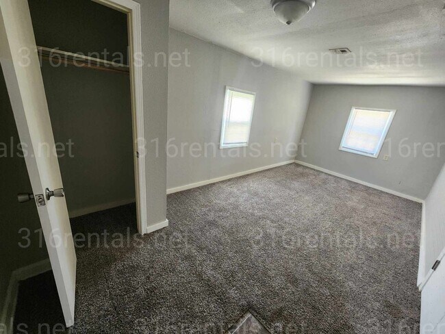 Building Photo - $949 - 3 bedroom / 1 bathroom - Single Fam...