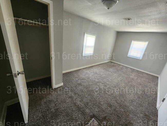 Building Photo - $995 - 3 bedroom / 1 bathroom - Single Fam...