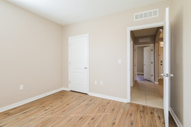 Building Photo - 484 Aberdeen Dr