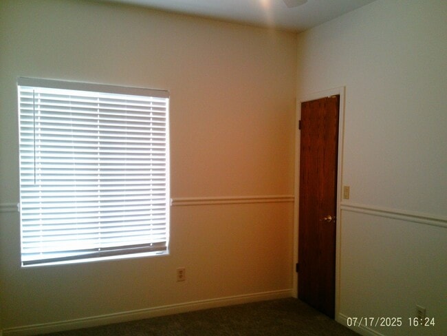 Building Photo - NORTHWEST CUTIE !  NEW PAINT AND FLOORING!!!