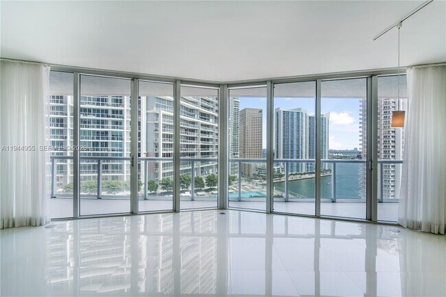 Building Photo - 495 Brickell Ave