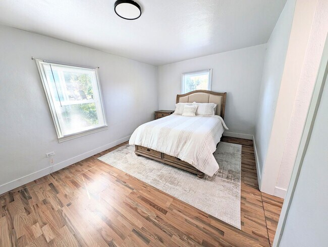 Building Photo - Updated 3 Bedroom Charmer in the Heart of ...