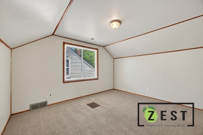 Building Photo - Affordable 3 BED 1 BATH Bungalow Home!