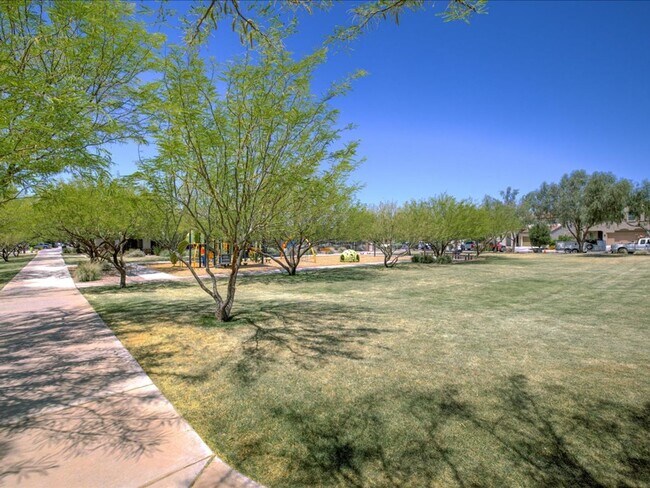 Building Photo - 3 Bedroom 2.5 Bathroom