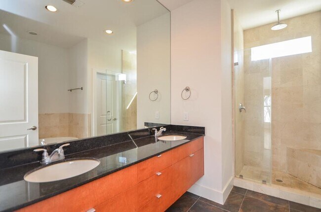 Building Photo - Stylish Corner Townhome Steps from Parks, Dining & Shopping