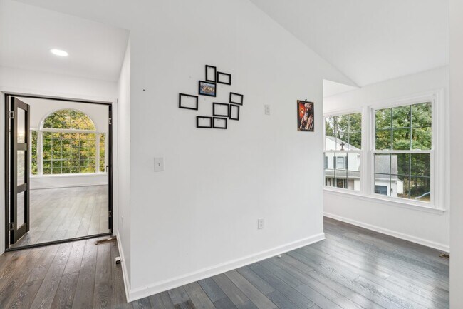 Building Photo - Charming 4 bedroom 3 bathroomSingle-Family Home for Rent! Discover your dream home with this stun...