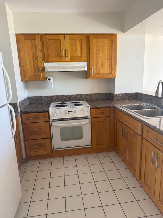 Building Photo - Makaha Valley Towers