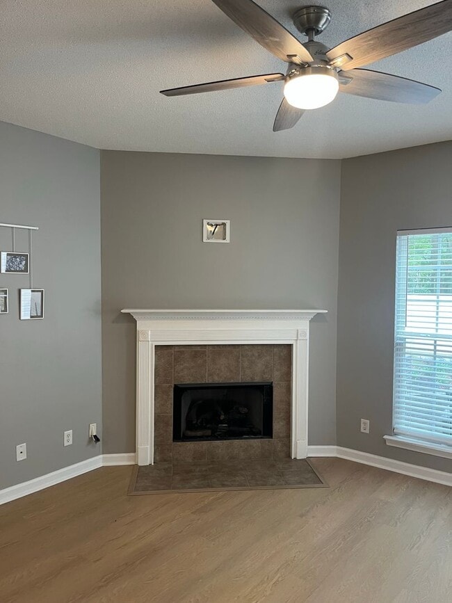 Building Photo - Available now! Spacious 3-bedroom, 2.5 bath townhome in Georgetown