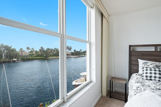 Building Photo - 1050 Hillsboro Mile