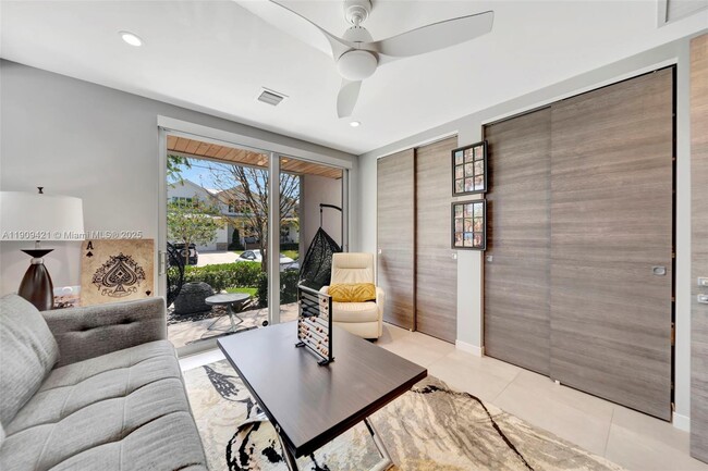 Building Photo - 544 N Victoria Park Rd