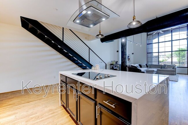 Building Photo - 1005 S Shepherd Dr