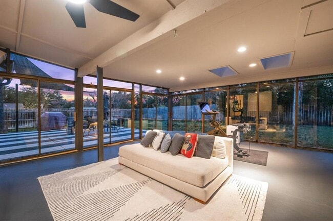 Building Photo - 2303 Inverrary Cir