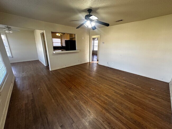 Building Photo - 3 bedroom 1 bathroom with 1 car garage in 76107