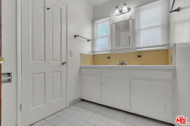 Building Photo - 9322 Lasaine Ave