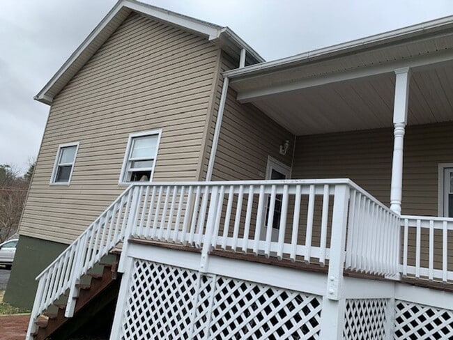 Building Photo - Two bedroom one bath close to law school